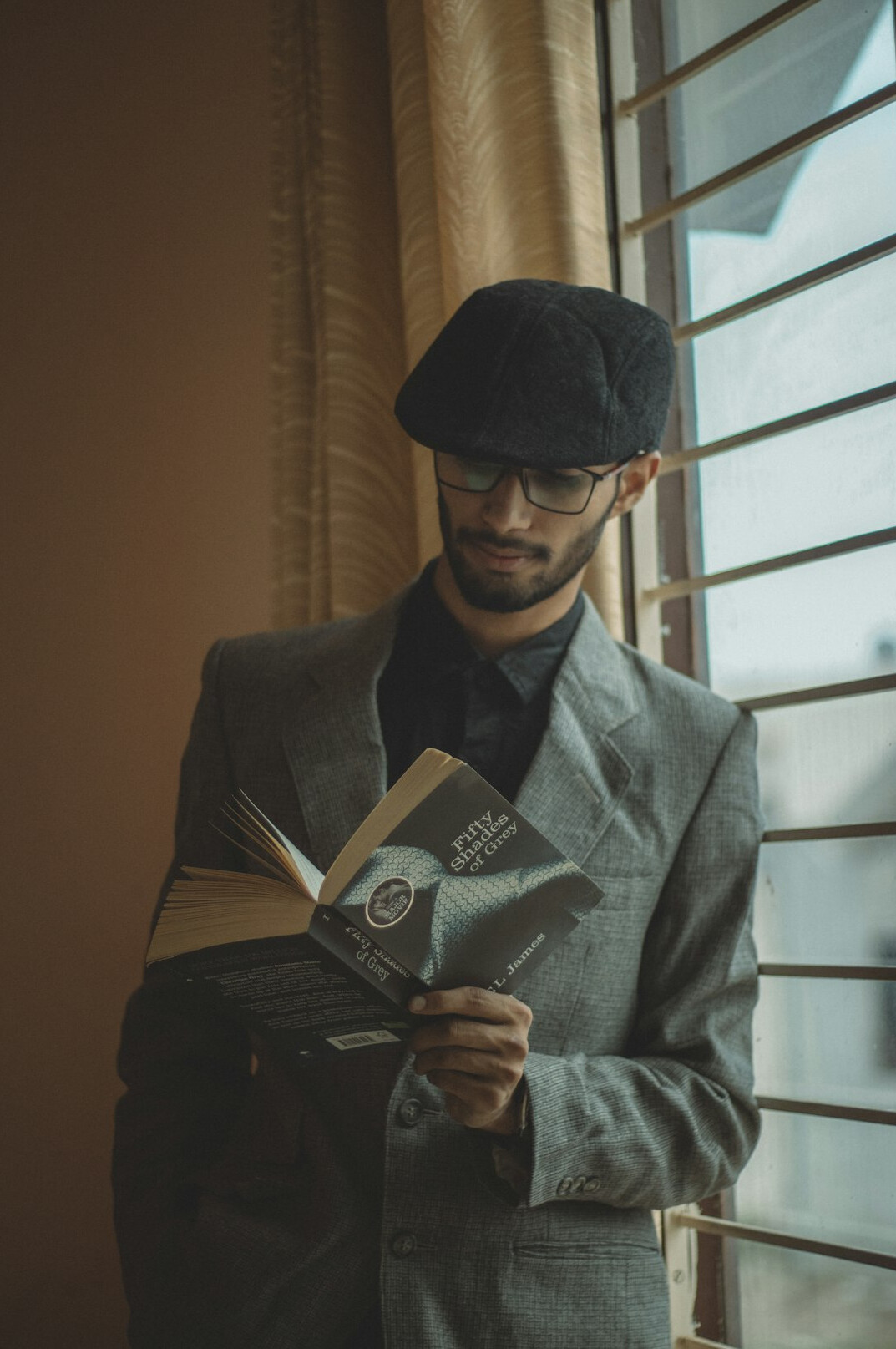 detective reading case file